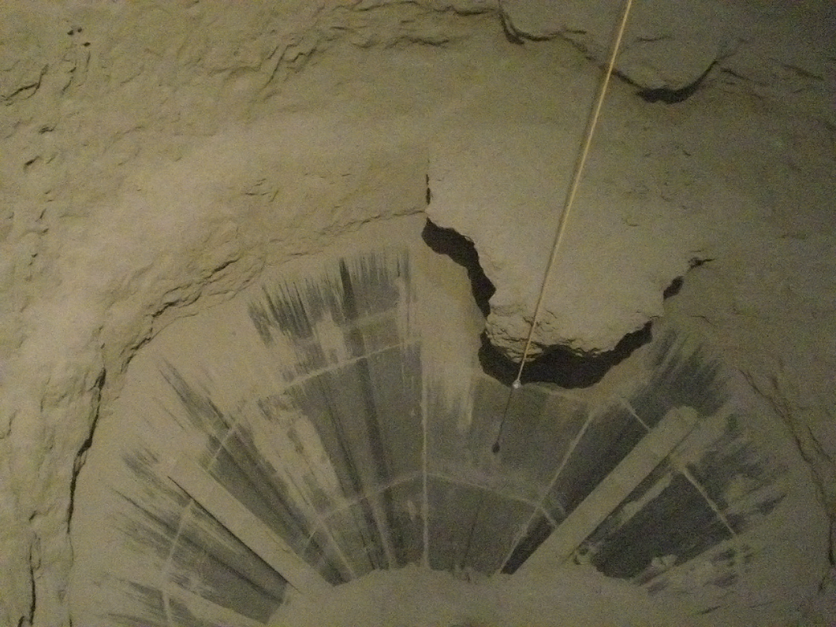 Interior of cement silo showing heavy material build-up: Arch&middot;Master&reg; clears channels up to 152 ft deep