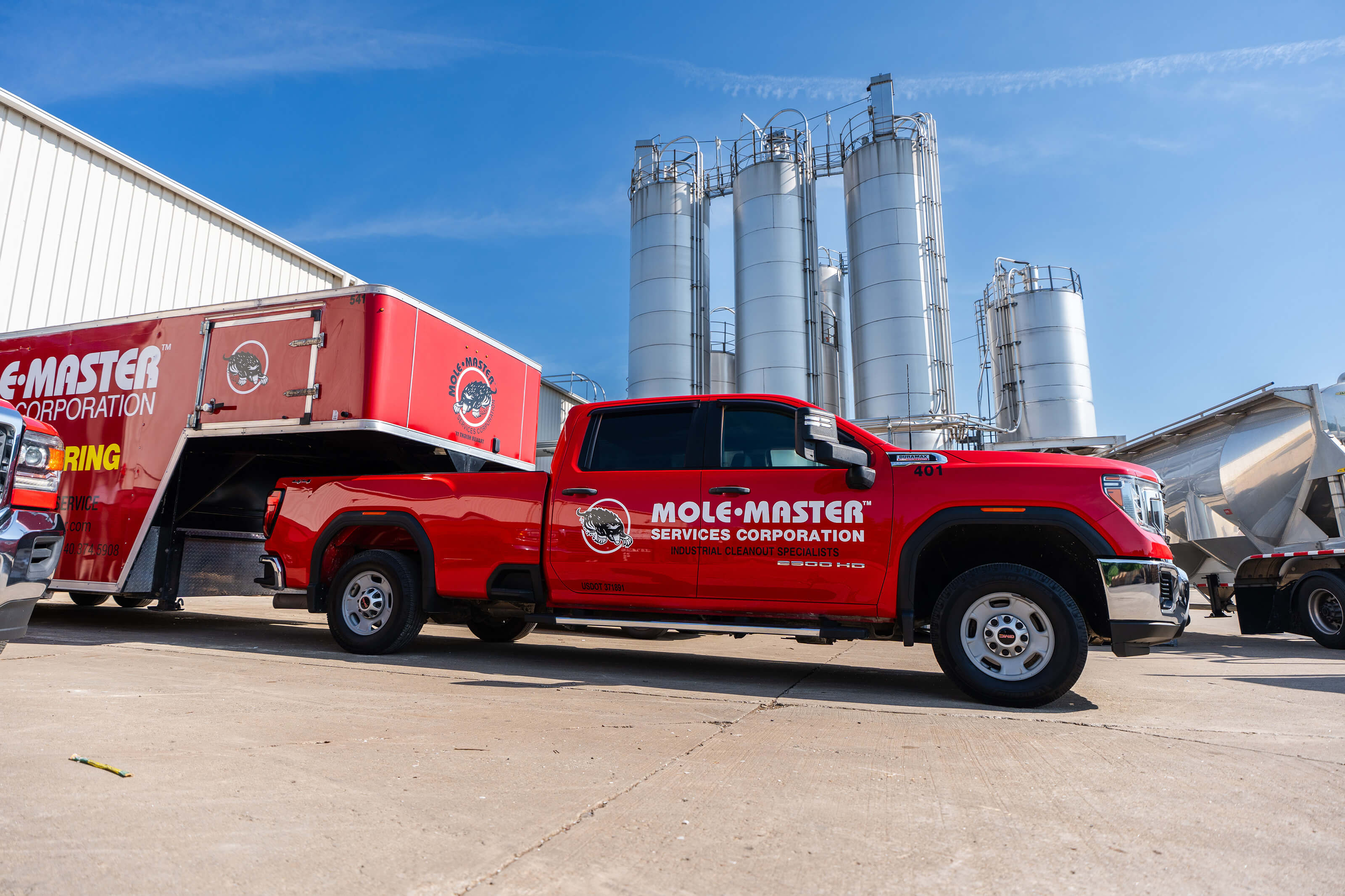 Mole&middot;Master&reg; truck and trailer at silo site