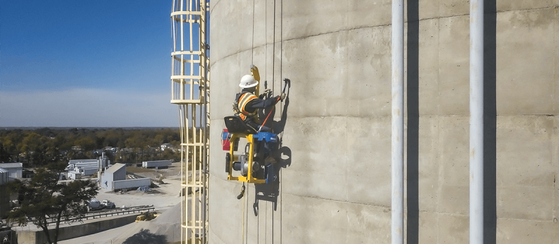 Mole&middot;Master&reg; worker repelling on silo exterior during operation