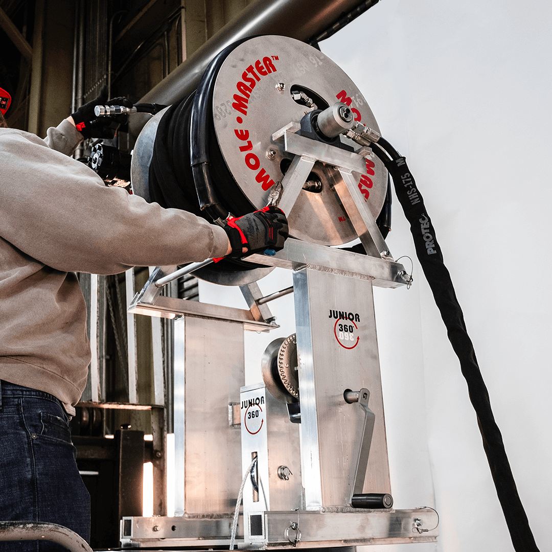 Junior 360&deg;&reg; hose reel assembly: independent from boom for easy setup in confined spaces